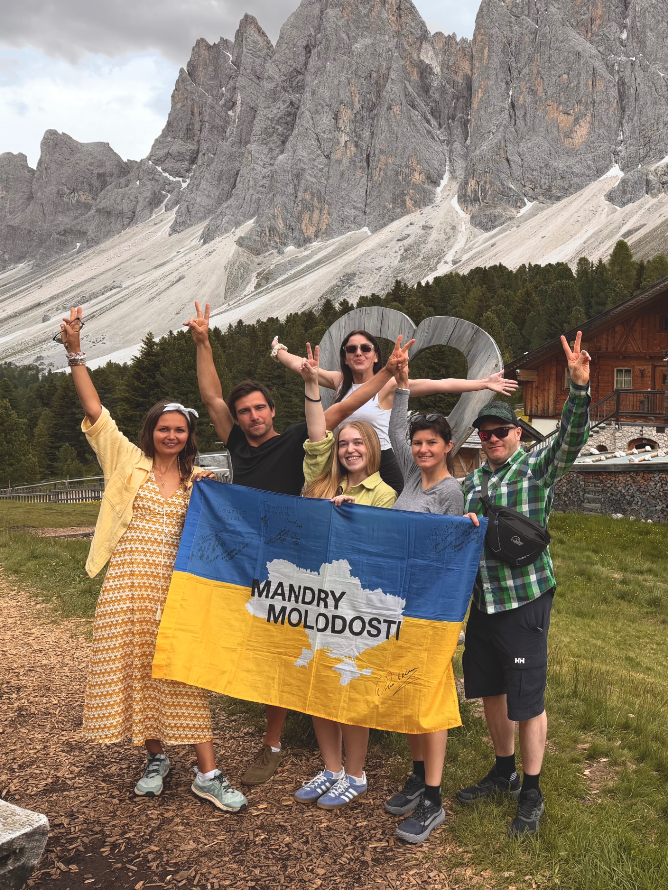 Команда з прапором Mandry Molodosti на тлі Доломітових Альп